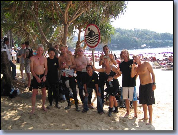 054. IE er overstaaet En flok glade nye Instruktoerer paa Kata Beach.jpg